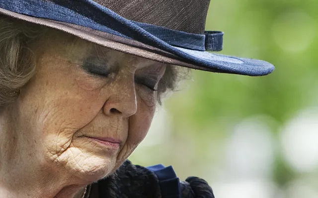 29 april 2010: koningin Beatrix is in Apeldoorn bij het herinneringsmonument.