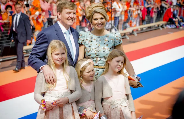 De drie prinsessen zijn er tegen de verwachtingen tijdens de eerste Koningsdag in 2014.