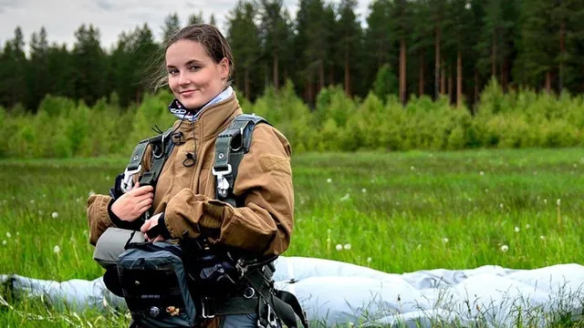 Ingrid Alexandra maakt een parachutesprong.