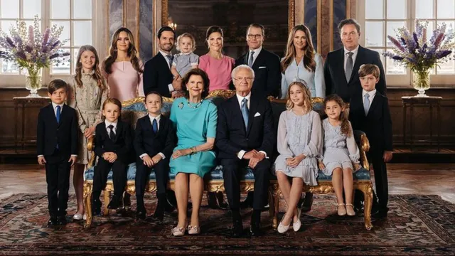 Het Zweedse hof deelt ter ere van het jubileum van Carl Gustaf deze familiefoto.