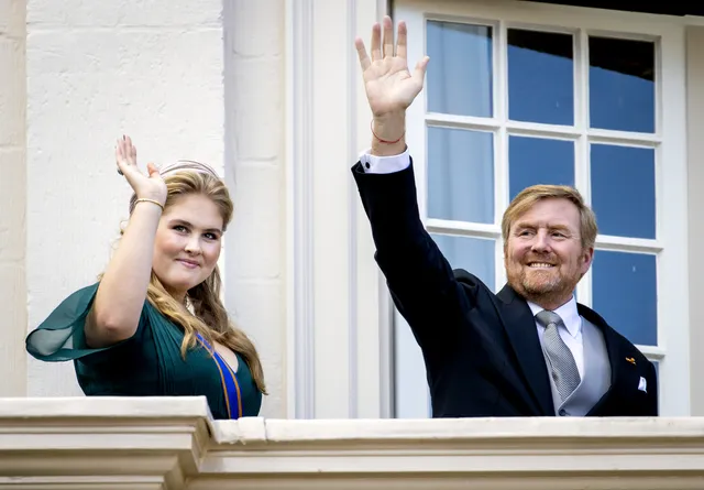 2022: Prinses Amalia zwaait nog even naar het publiek voordat ze het paleis weer binnengaat.