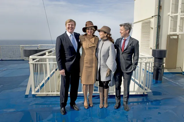 Koning Willem-Alexander en koningin Maxima met kroonprins Frederik en kroonprinses Mary poseren tijdens het staatsbezoek aan Denemarken in 2015.