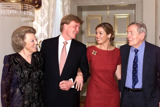 Koningin Beatrix, prins Willem-Alexander, Máxima en prins Claus bij de bekendmaking van de verloving in 2001.