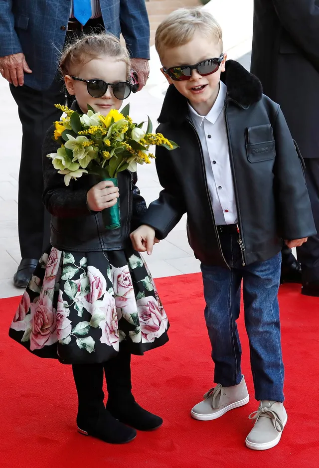 De tweeling verschijnt op de rode loper.