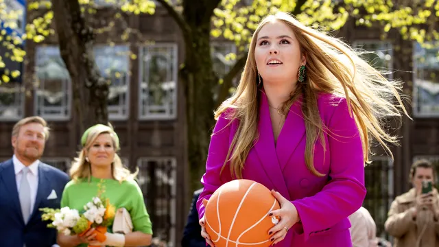 Prinses Amalia doet tijdens Koningsdag een potje basketbal mee.