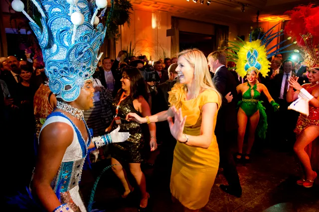 Prinses Máxima danst met een carnavaldanser tijdens een netwerkbijeenkomst in de Jockey Club in Sao Paulo in 2012.