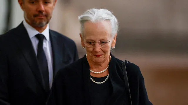 Koningin Margrethe brengt, samen met kroonprins Frederik, in Westminster Hall een laatste groet aan Queen Elizabeth.