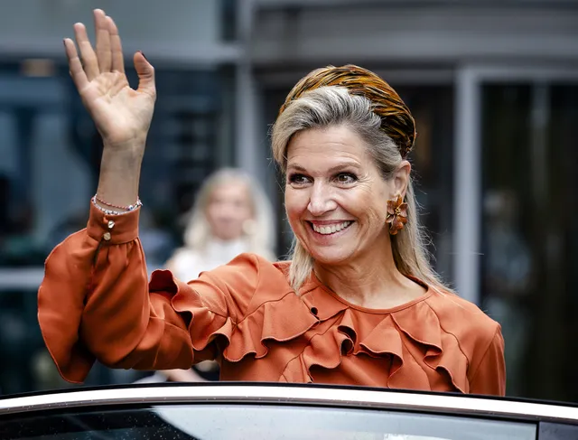 De hoed van koningin Máxima is vervaardigd van veren.