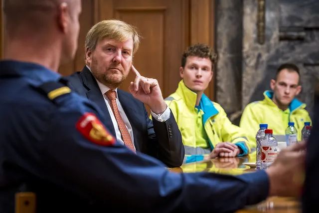 ROTTERDAM - Koning Willem Alexander op het stadhuis in gesprek met de Rotterdamse burgemeester Aboutaleb en diverse mensen van de brandweer. De Koning bezoekt Rotterdam in het kader van de ongeregeldheden van afgelopen weekend. ANP POOL ROYAL IMAGES LEX VAN LIESHOUT.