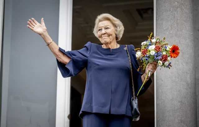 Prinses Beatrix op het bordes van het paleis (2023).