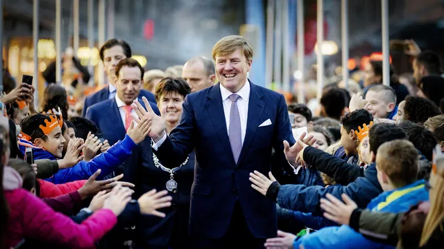 Willem-Alexander is al tien jaar onze koning. Wat is jouw favoriete moment uit deze periode? Redacteuren van het EO-royaltyprogramma Blauw Bloed reageren op de vraag wat hen heeft geraakt. Waarom is juist dit moment hun zo sterk bijgebleven?.