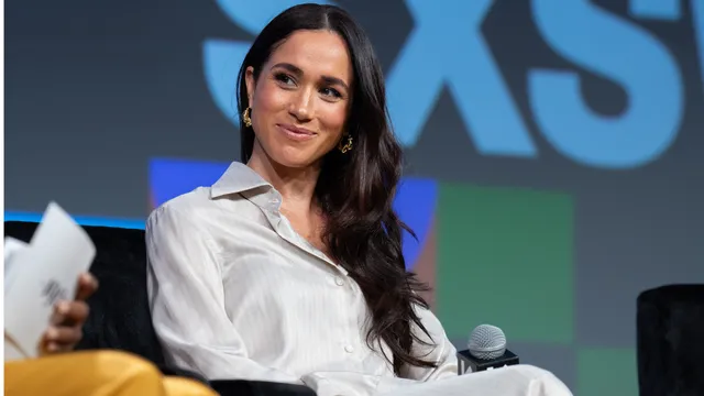 Hertogin Meghan draagt een satijnen set op International Womensday in 2024. De satijnen set van Meghan Markle is elegant en comfortabel tegelijk.