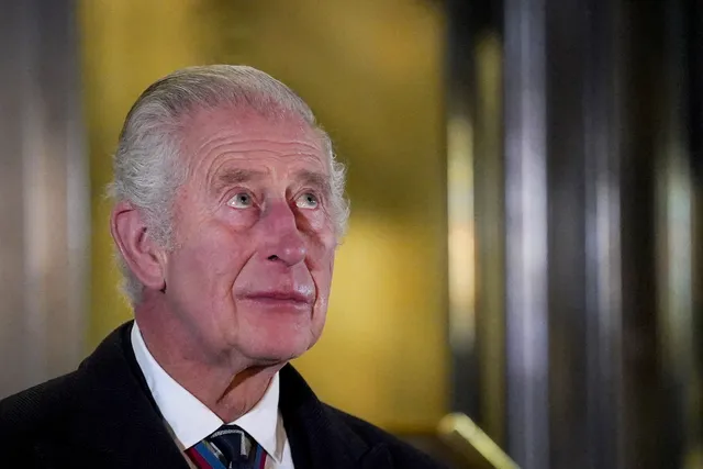 Koning Charles bekijkt de onthulde beelden van zijn ouders.