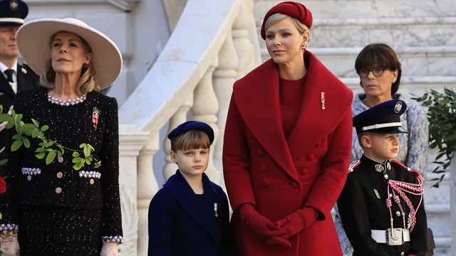 V.l.n.r. prinses Caroline, prinses Gabriella, prinses Charlène, prins Jacques en prinses Stéphanie op de nationale feestdag van Monaco in 2023.