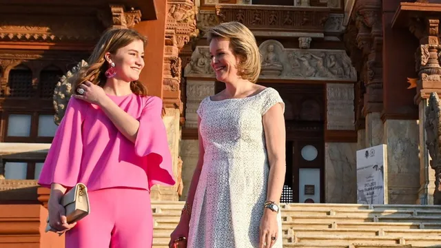 Koningin Mathilde met prinses Elisabeth in Egypte.