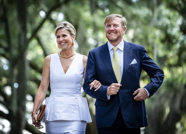 Koningin Máxima draagt een witte jurk van Dior.