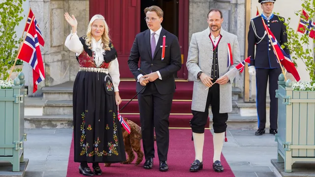 17 mei 2023: kroonprinses Mette-Marit draagt een bunad tijdens de nationale feestdag. Naast haar staan zoon prins Sverre Magnus en kroonprins Haakon.