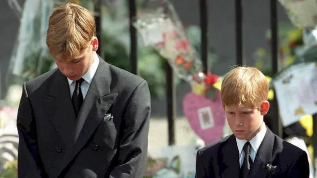 Prins William en prins Harry bij de uitvaart van prinses Diana in 1997.