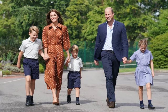 Prins George, prins Louis en prins Charlotte met hun ouders op hun eerste schooldag op de Lambrook school in 2022.