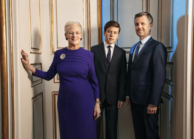 Prins Christian met zijn vader kroonprins Frederik en zijn grootmoeder koningin Margrethe.