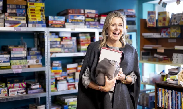 Koningin Máxima neemt van de weggeefwinkel een spelletje Rummikub mee.