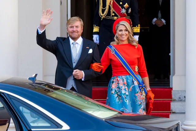 DEN HAAG - Koning Willem-Alexander en koningin Maxima vertrekken van Paleis Noordeinde naar de Grote Kerk op Prinsjesdag. Ook dit jaar wordt Prinsjesdag vanwege de coronaregels geen uitbundige dag, zoals eerdere jaren wel het geval was. ANP ROYAL IMAGES POOL PATRICK VAN EMST.