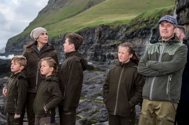 Wat is er fijner dan een lekkere warme jas tijdens deze koude dagen? Dat moet het Deense koninklijk gezin gedacht hebben toen zij in 2018 de Faroër-eilanden bezochten.