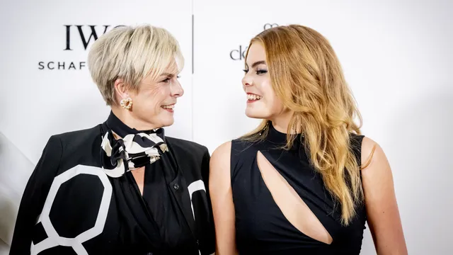 2023: Prinses Laurentien met haar dochter gravin Eloise bij de Women of the Year Awards in schitterende zwarte looks.