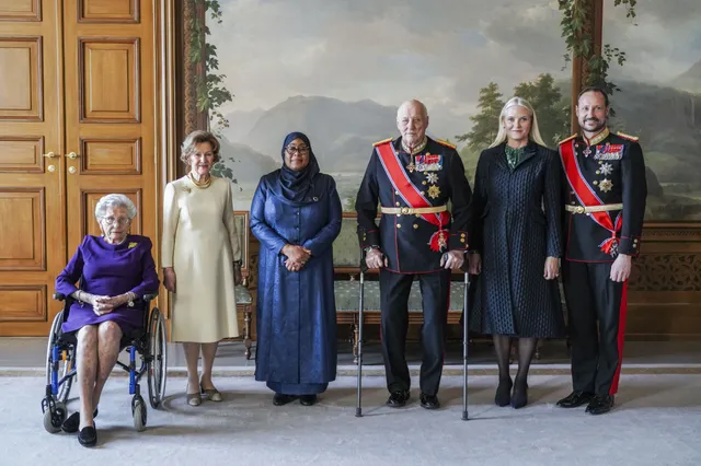 Koning Harald, koningin Sonja, kroonprins Haakon, kroonprinses Mette-Marit en prinses Astrid ontvangen de president van Tanzania.
