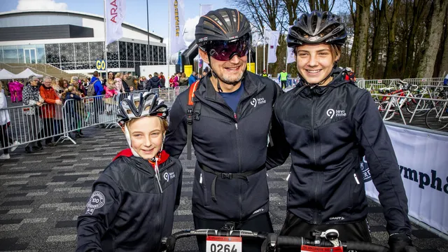 Prins Bernhard met zijn kinderen Benjamin en Samuel van Vollenhoven.