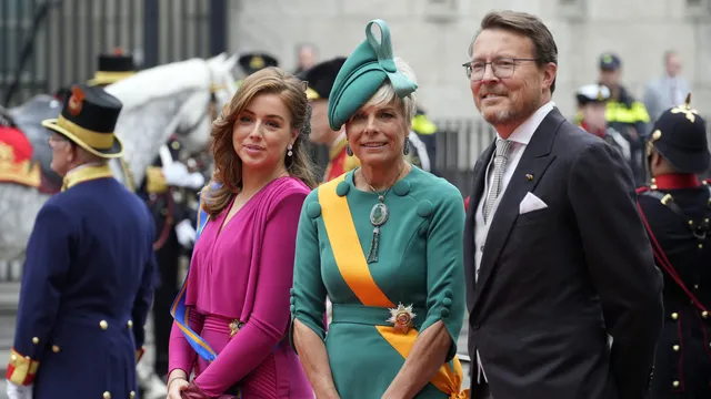 Prinses Alexia poseert met haar oom prins Constantijn en tante prinses Laurentien. Deze foto werd gemaakt tijdens de laatste Prinsjesdag.