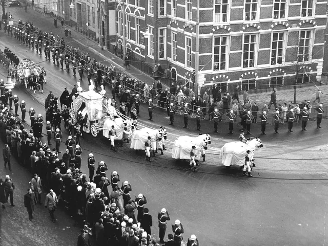 De koets met de kist van koningin Wilhelmina was ook gekleed in het wit.