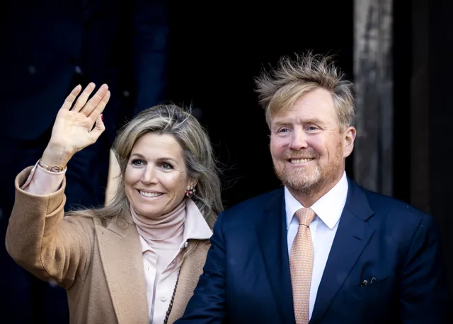 Koning Willem-Alexander en koningin Máxima komen aan bij het Koninklijk Paleis.