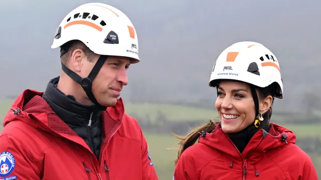 Een sportieve dag voor de Britse kroonprins William en zijn vrouw prinses Catherine. Ze liepen een dag mee met een reddingsteam in Wales en sloten de dag af met pizza.