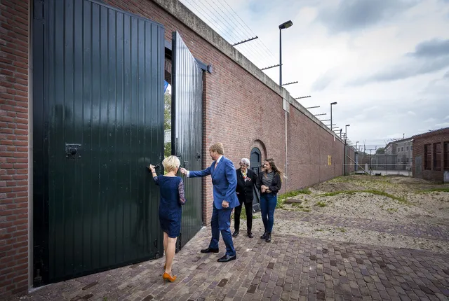 SCHEVENINGEN - Koning Willem-Alexander tijdens de opening van het Nationaal Monument Oranjehotel. Het Oranjehotel was de bijnaam voor de Scheveningse gevangenis tijdens de Tweede Wereldoorlog. De belangrijkste Duitse gevangenis op Nederlands grondgebied opent op 7 september de deuren voor het publiek.
ANP ROYAL IMAGES LEX VAN LIESHOUT.