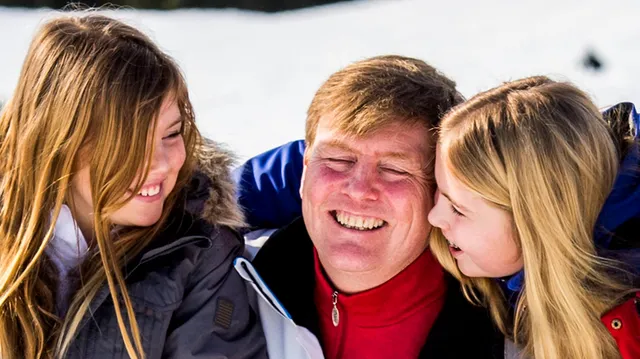 Willem Alexander met zijn dochters prinses Amalia en prinses Alexia.