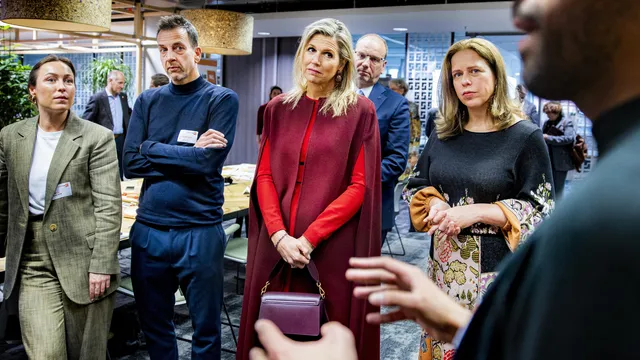 Koningin Máxima draagt een bordeauxrode capecoat in 2023.