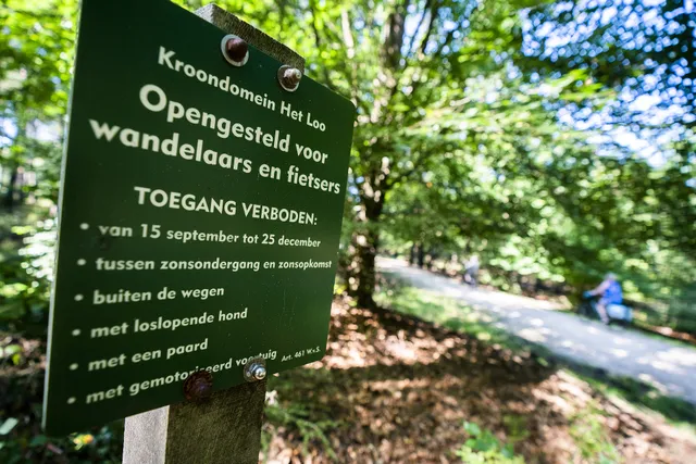 APELDOORN - Een toegangsbord bij Kroondomein Het Loo. De koning mag het gebied niet meer maanden per jaar afsluiten, als hij de subsidie van het Rijk voor het onderhoud van het Veluwse natuurgebied wil behouden. ANP JEROEN JUMELET.