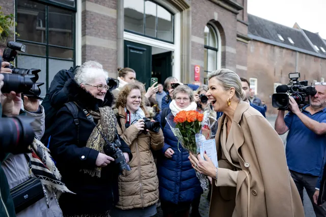 Koningin Maxima krijgt bloemen van fans bij het vertrek van het Centraal Museum Utrecht.