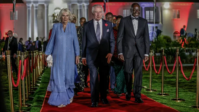 Charles en Camilla arriveren bij het State House in Nairobi.
