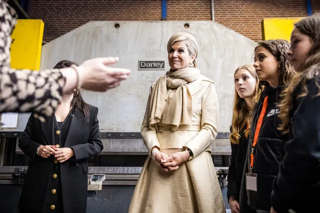 Koningin Máxima luistert samen met de meiden naar de uitleg.