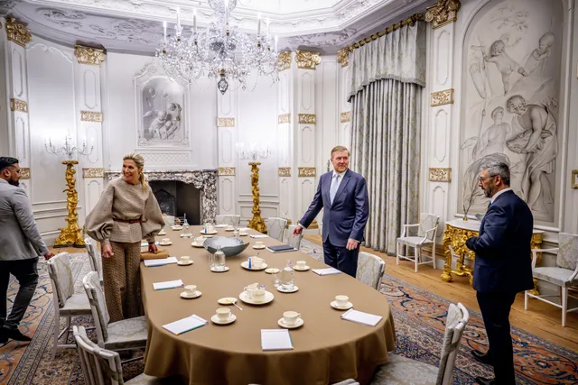 Het koningspaar ontvangt de betrokkenen in de Witte Eetzaal.