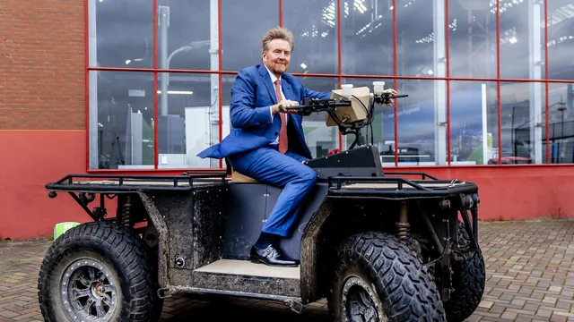 Koning Willem-Alexander tijdens zijn bezoek aan MINDbase in Rotterdam.