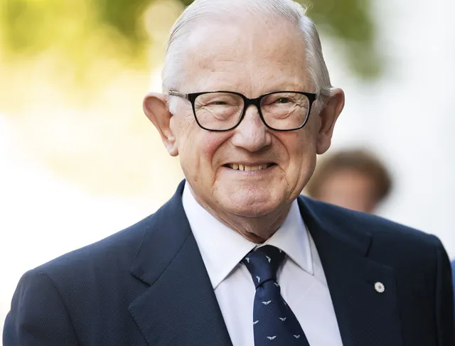 ARNHEM - Prof. mr. Pieter van Vollenhoven woont in de Eusebiuskerk de 75e herdenking van de Slag om Arnhem bij. ANP ROYAL IMAGES PIROSCHKA VAN DE WOUW.