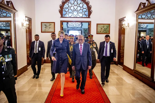 Ook had de koningin een ontmoeting met de president van Bangladesh, en ging de koningin voor een meer zakelijke donkerblauw outfit gecombineerd met gele pumps.