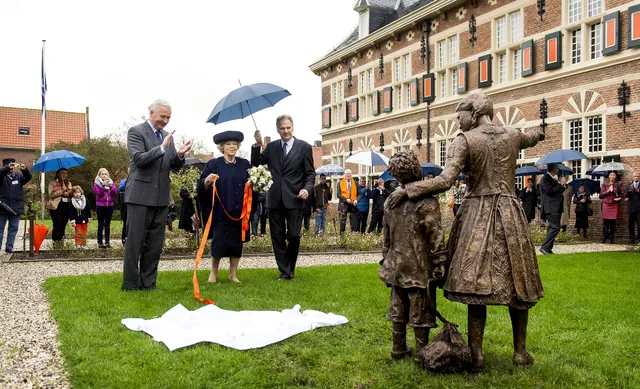 Prinses Beatrix bij de viering van het 400-jarig bestaan van het Weeshuis in Buren. Tegenwoordig is het Museum der Koninklijke Marechaussee in het pand gevestigd.