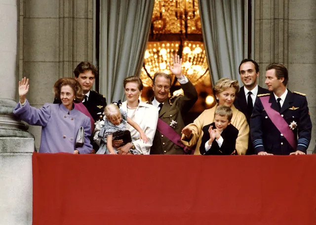 V.l.n.r. Koningin Fabiola, prins Laurent, prinses Astrid, koning Albert, koningin Paola, aartshertog Lorenz en kroonprins Filip in 1993.