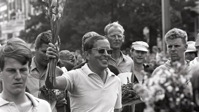 Prins Claus loopt in 1967 de Vierdaagse van Nijmegen uit en wordt feestelijk onthaald op de Via Gladiola.