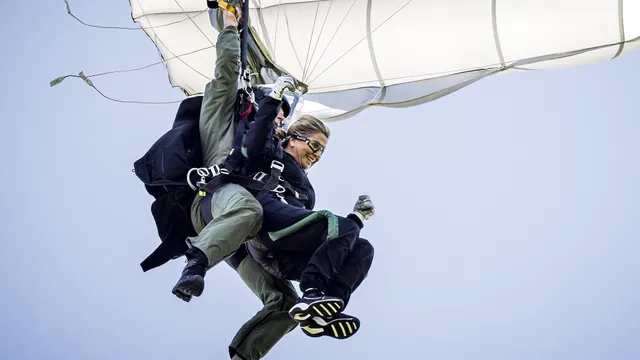 2022: koningin Máxima springt uit een vliegtuig tijdens een werkbezoek.