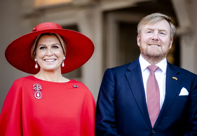 Koningin Máxima draagt een diamanten strikbroche uit haar eigen collectie.